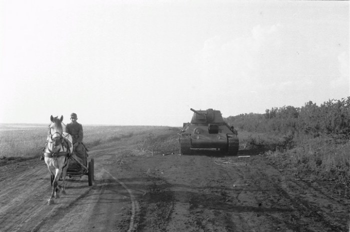 Танк и повозка на просёлочной дороге. СССР, Белгородская область, 1943 год.