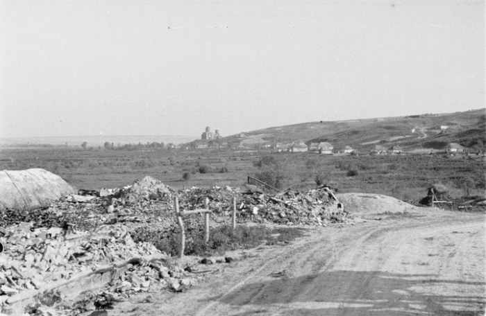 Разрушенные немцами сельские дома. СССР, Белгородская область, 1943 год.