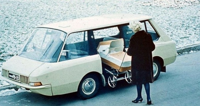 Экспериментальная модель нового советского такси в 1964 году. 