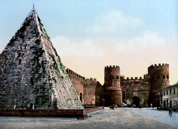 Пирамида Цестия рядом с воротами Сан-Паоло.
