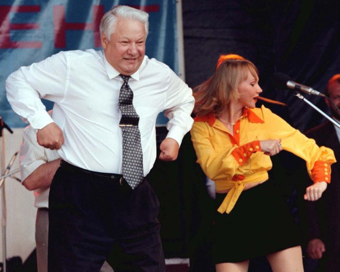 Танец на сцене во время концерта в Ростове в 1996 году.