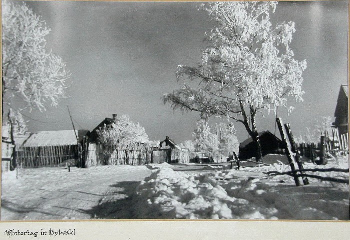Деревянные домики на фоне белого снега и сугробов. СССР, Калужская область, 1943 год.