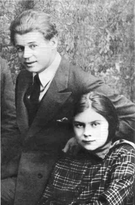 Сергей Александрович Есенин и его третья жена София Толстая. Сентябрь 1925 года.