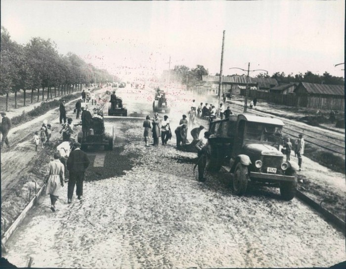 Укладка асфальта на Ленинградском шоссе в Москве в 1931 году. 