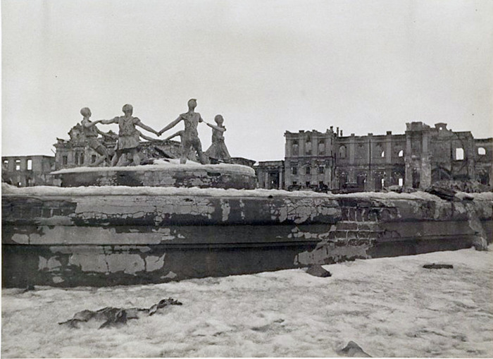 Фонтан на вокзальной площади. Сталинград, 1942-1943 год.