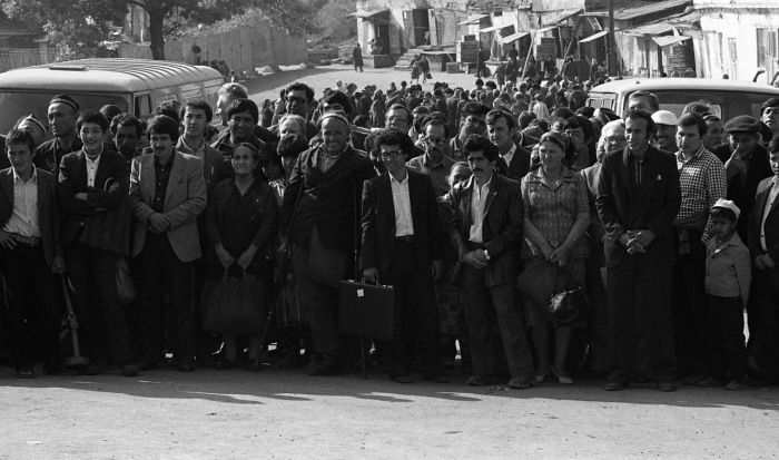 Толпы людей на уличном представлении. СССР, Узбекистан, Ташкент, 1984 год.