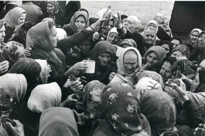 Большая очередь за святой водой у входа в православный храм. СССР, 1970-е годы.