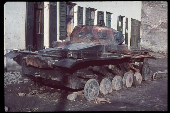 Подбитый и сгоревший немецкий легкий танк Panzerkampfwagen II.