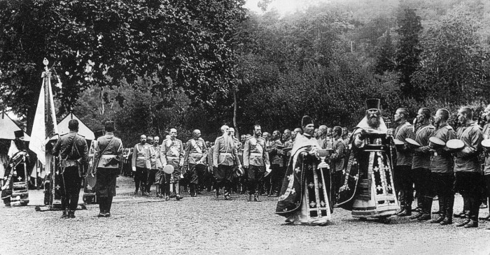 Кропление святой водой офицеров и солдат Петергофского гарнизона после молебна в присутствии Императора Николая II. 