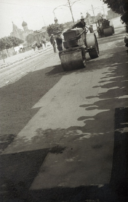 Кладка асфальта на Ленинградском шоссе. 1929 год. Фото: Alexander Rodchenko.