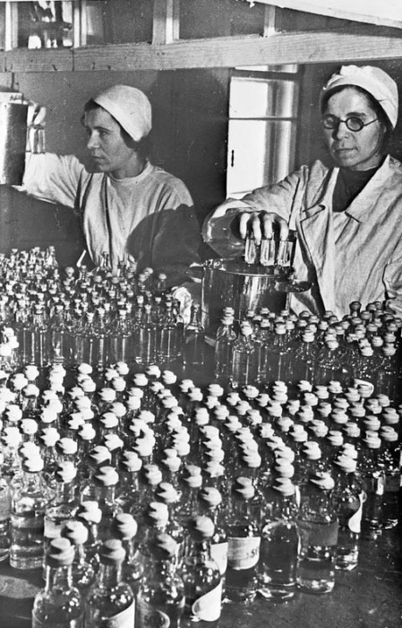 Подготовка предписаний на Московском Фармацевтическом заводе. Начало 30-х годов. 