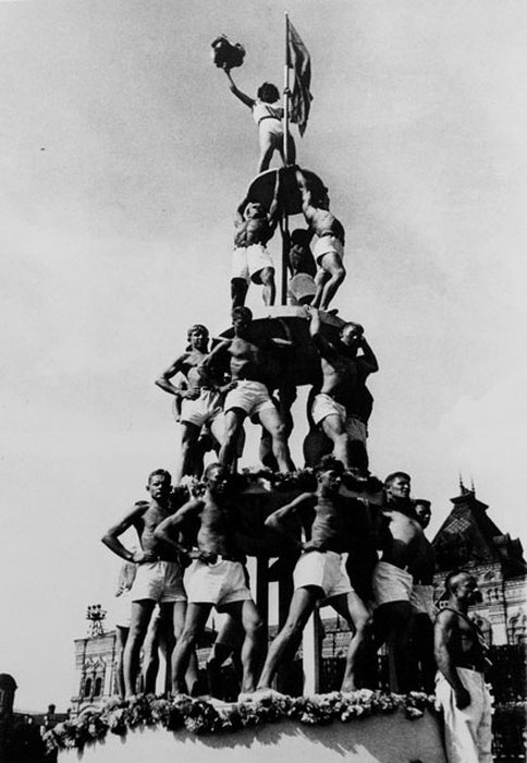 Живая пирамида из людей. СССР, Москва, 1936 год. Фотография Александра Родченко.  