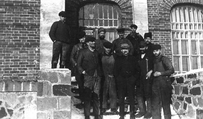  Рабочие электрохимического цеха вовремя перекура. Кемерово, 1923 год.