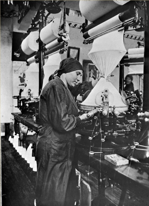 Рабочая на текстильном заводе. СССР, 1935 год. 