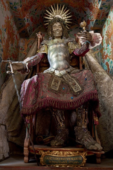 Скелет Святого Деодата, привезенный из римских катакомб и украшенный в швейцарской церкви.