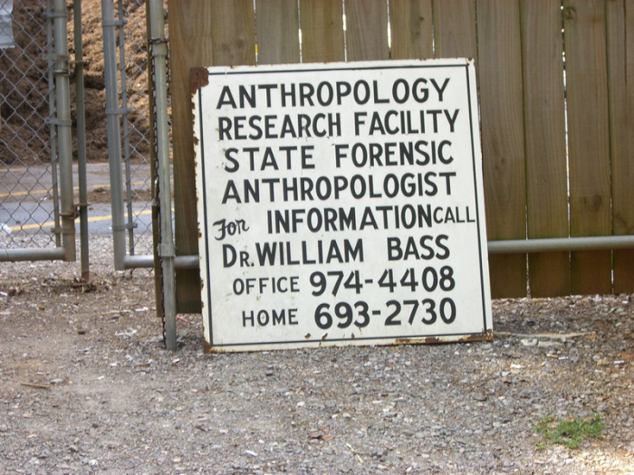 Знак на входе на ферму трупов. | Фото: flickr.com.