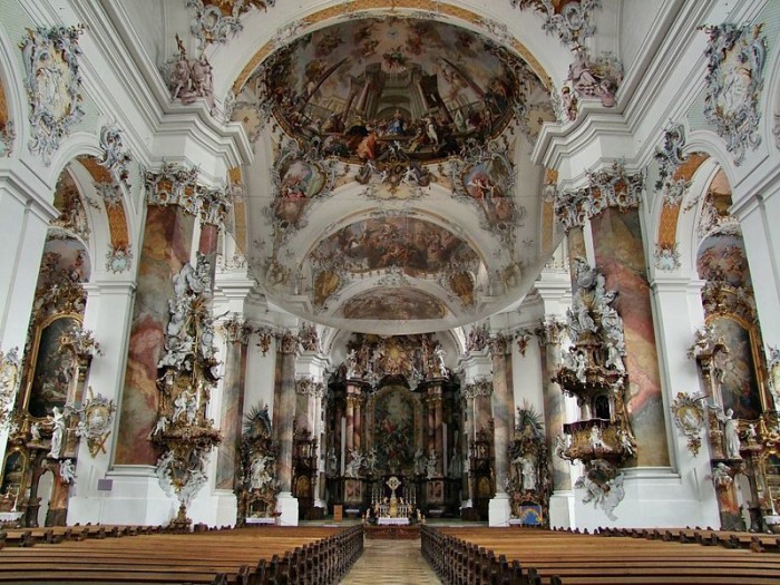 Интерьер базилики в баварском Оттобойрене. | Фото: en.wikipedia.org.