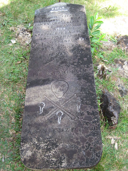 Могила Joseph Pierre Lechartier (1834 г.) с черепом и костями на пиратском кладбище острова Сент-Мари. | Фото: commons.wikimedia.org.