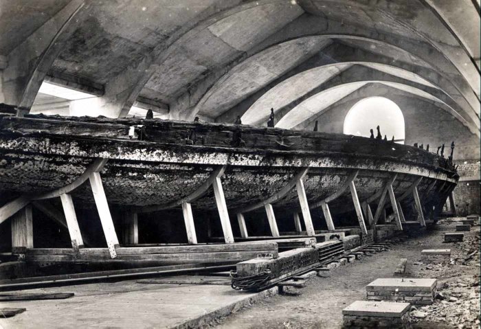Корабль Калигулы в музее, 1932 год. | Фото: rarehistoricalphotos.com.