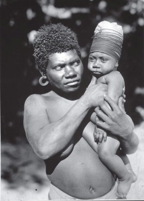 Женщина держит ребенка с замотанной головой. Вануату. | Фото: tomboybklyn.com.