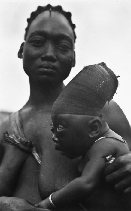 Женщина с ребенком из племени мангбету. Конго, 1930-е годы. | Фото: commons.wikimedia.org.