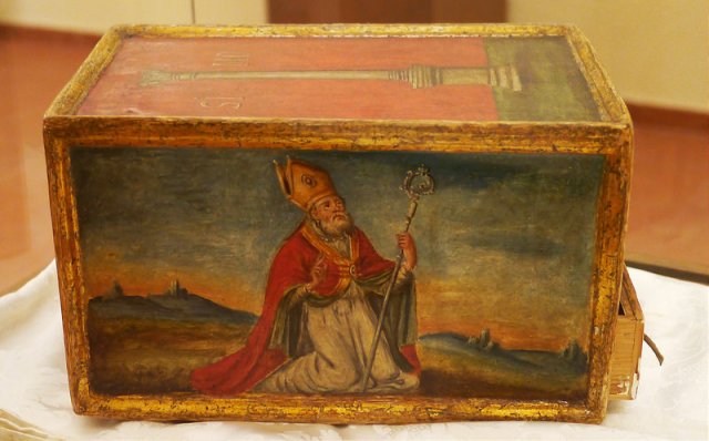 Ящик, украшенный изображением Святого Леуцци. | Фото: brundarte.it.
