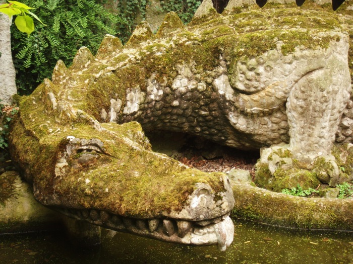 Каменный дракон, охраняющий вход в пещеру. | Фото: vk.com.
