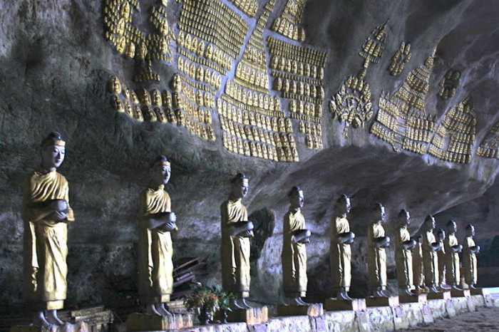 Религиозные статуи буддистов в подземном скальном комплексе. | Фото: atlasobscura.com.