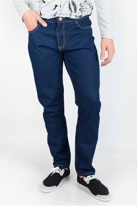 Синие джинсы, за которые можно серьезно пострадать. | Фото: timeofstyle.com.