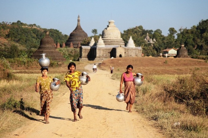Бирманцы, живущие в Мраук-У. | Фото: amusingplanet.com.