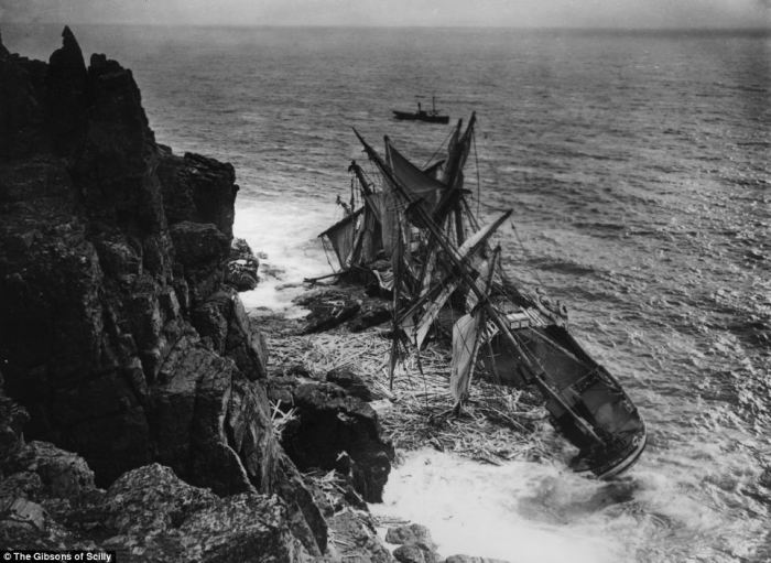 Норвежский парусник «Hansy» разбился в Корнуолле. Трое мужчин были спасены спасательной шлюпкой, а всем остальным удалось подняться вверх на скалы.