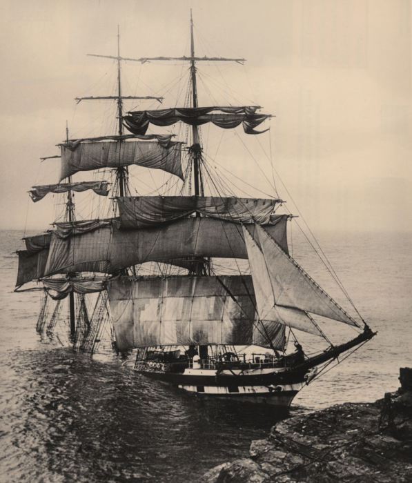 Британский парусный барк «The Cromdale» в густом тумане врезался в Лизард-Пойнт, самую южную точку британского материка.