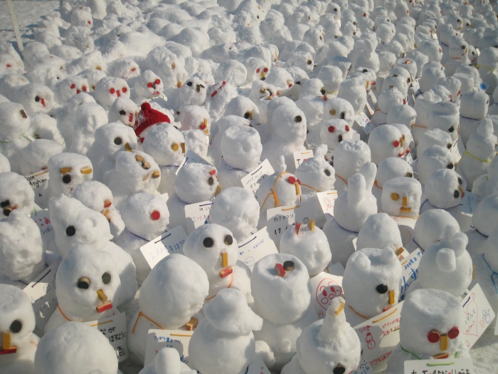 Целое поле снеговиков в Саппоро (Япония). | Фото: flickr.com.
