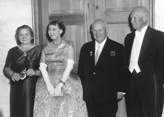 супруги Хрущевы с 34-м президентом США Дуайтом Дэвидом Эйзенхауэром и его супругой Мейми.