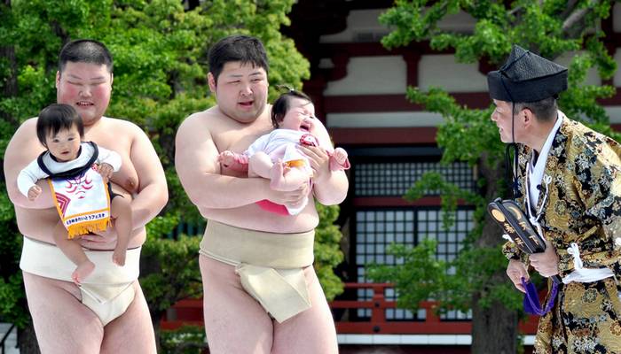 Фестиваль «Борьба плачущих младенцев» или «Наки сумо».