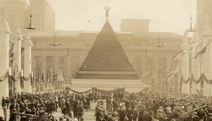 Полая пирамида «Шлемы Первой мировой войны». 