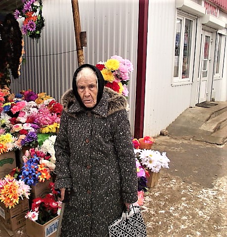бабушка на рынке