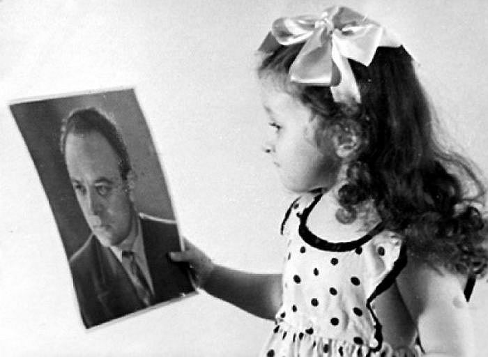 Дочь Броневого с портретом отца. / Фото: www.negani.com