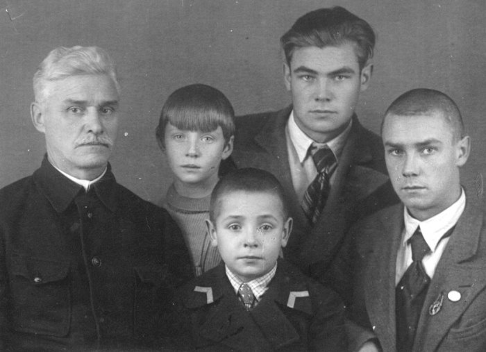 Дмитрий Иванович, Вячеслав, Руфина, Александр и Борис Питаде. / Фото: www.vk.com/rufina_nifontova