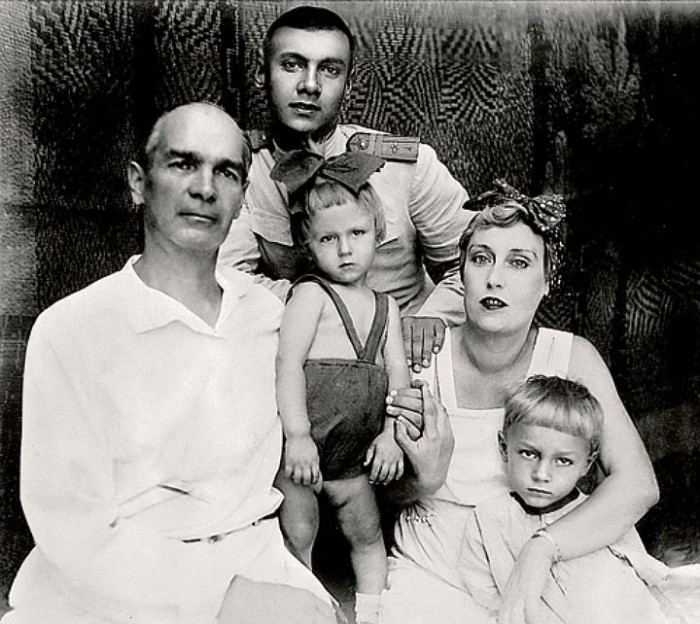 Ростислав Янковский (в центре вверху) с родителями и братьями Николаем и Олегом (посередине).  / Фото: www.tunnel.ru