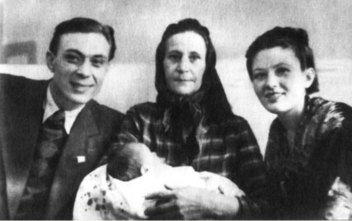 Семья Матвеевых в 1949 году: Евгений, Лидия, дочка Светлана и бабушка. / Фото: семейный архив