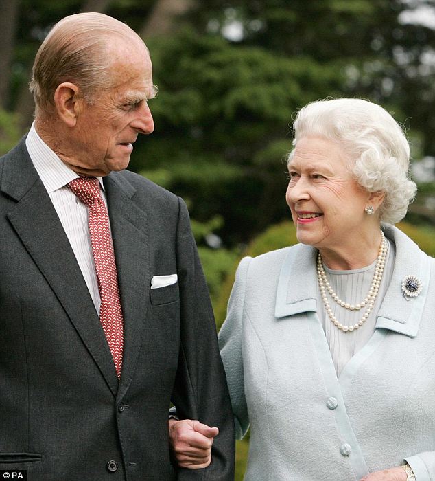 Королева Елизавета II и принц Филипп. / Фото: www.aydinilkhaber.com