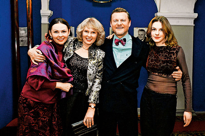 Виталий Соломин с женой Марией и дочками Настей и Лизой. / Фото: www.7days.ru