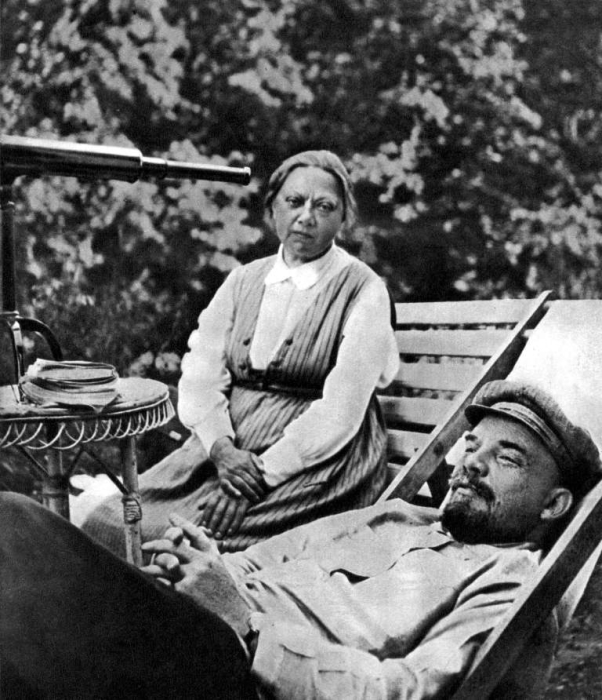 Владимир Ульянов и Надежда Крупская в Горках, 1922. / Фото: www.photo-day.ru