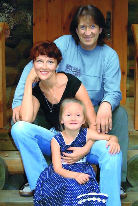 Олег Митяев и Марина Есипенко с дочерью Дашей. / Фото: www.митяев-олег.рф