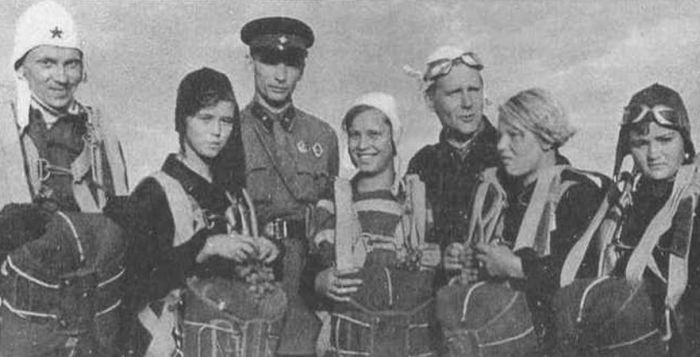 Муза Малиновская (в центре) в составе группы парашютистов. / Фото: www.flibusta.site