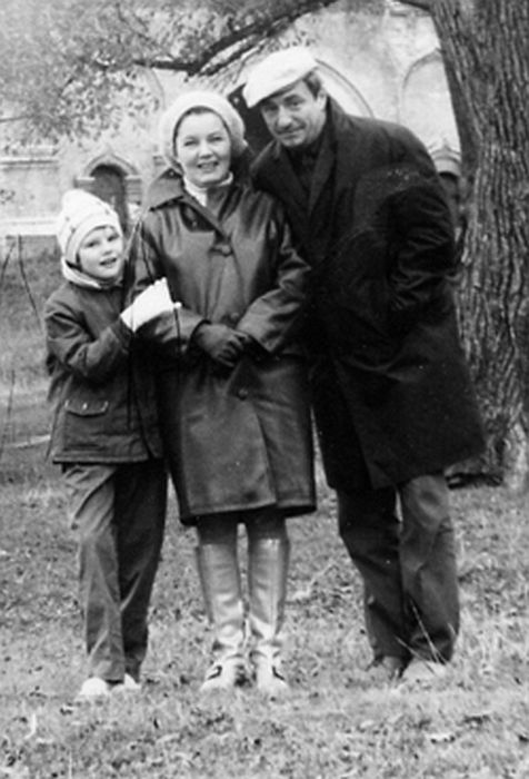Александра Захарова в детстве с родителями. / Фото: www.a-zakharova.ru
