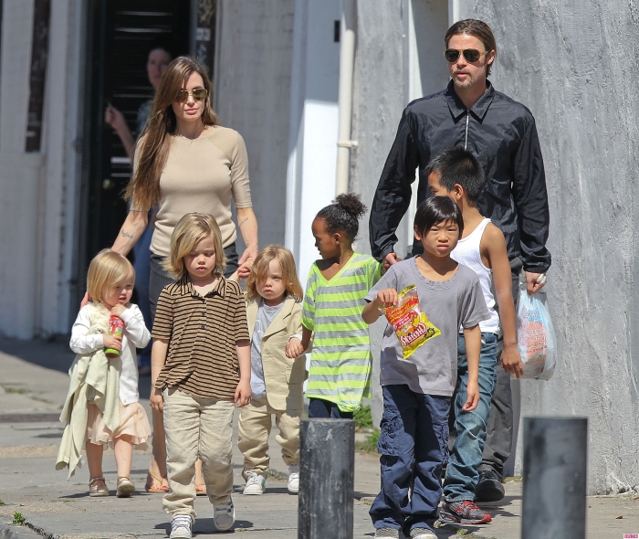 Брэд Питт и Анджелина Джоли с детьми. / Фото: www.joinfo.ua