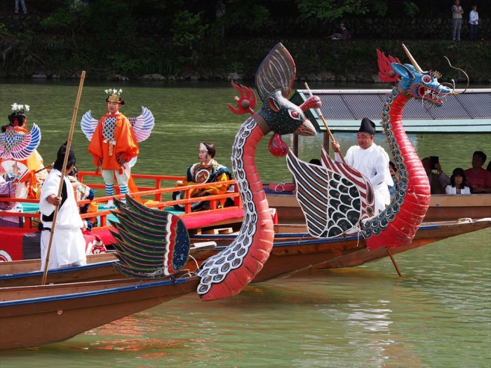 В каждой лодке находятся представители творческих профессий. / Фото: www.travelinfo.pro