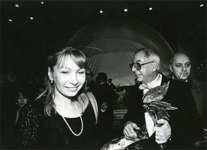 Вера и Микаэл Таривердиевы на вручении премии "Ника", 1991 год. / Фото: www.hellomagazine.com 